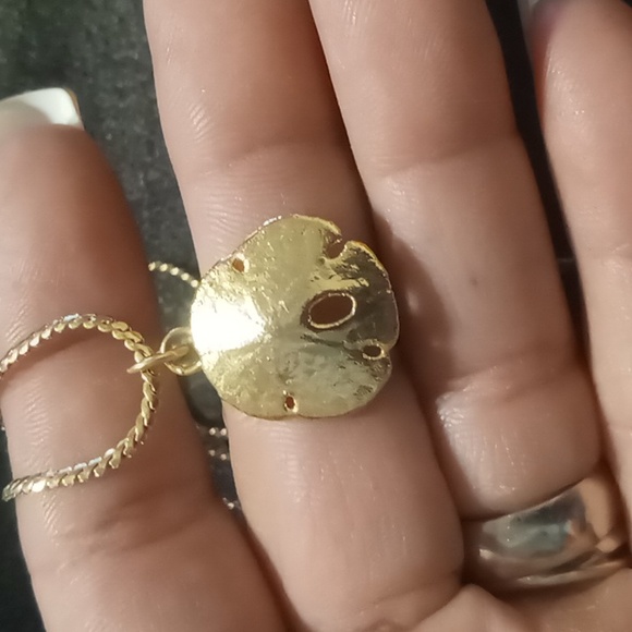 Vintage Gold tone sand dollar necklace 18 inch chain excellent condition. - Picture 3 of 3